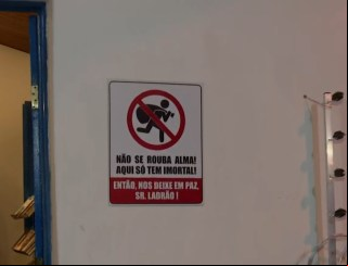 Academia Paraibana de Letras põe placa na entrada pedindo que ladrões parem de roubar instituição