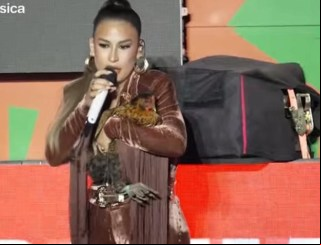Simone Mendes ganha galinha de fã enquanto cantava em show no São João de Campina Grande; VÍDEO