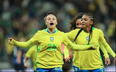 Dudinha brilha e seleção feminina derrota Japão no frio paulistano
