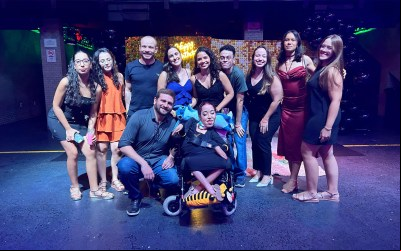 Jovem internada há 10 anos com doença rara realiza sonho de comemorar aniversário em casa de shows